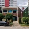 Fachada da Câmara Municipal com placa e bandeiras ao fundo, referente ao concurso Câmara de João Monlevade MG