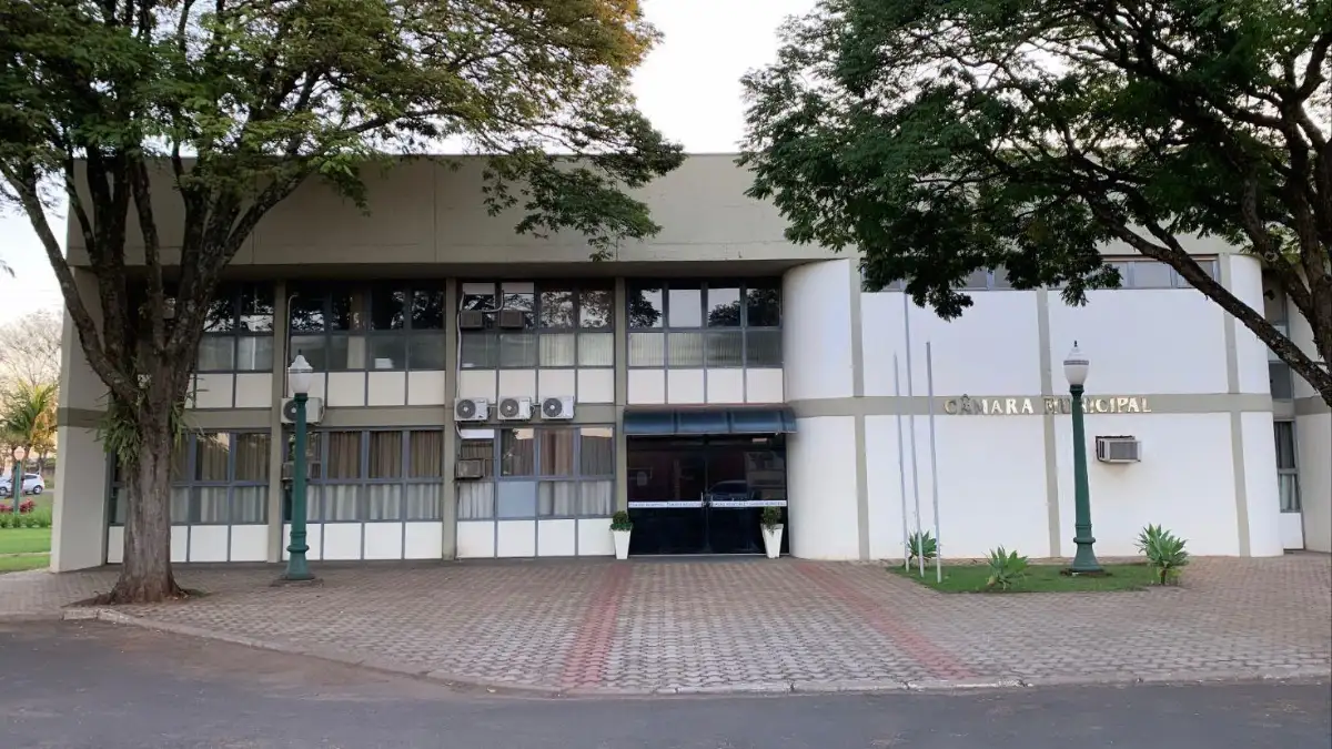Fachada da Câmara Municipal de Loanda, sede do concurso Câmara de Loanda PR