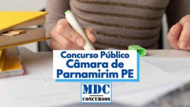 Pessoa estudando com marca-texto verde em ambiente interno, ao lado de livros empilhados e cadernos. No centro da imagem há um destaque em texto com os dizeres “Concurso Público Câmara de Parnamirim PE”, com o logotipo “MDC Concursos” abaixo. A imagem representa um cenário de preparação para concurso público, transmitindo foco e organização para os estudos.