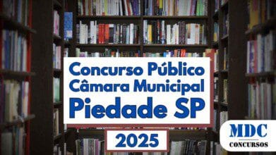 Imagem com fundo de uma biblioteca repleta de estantes cheias de livros, com destaque para um cartaz central que anuncia o Concurso Público da Câmara Municipal de Piedade SP em 2025, com o logotipo da empresa organizadora MDC Concursos no canto inferior direito, em frente às estantes de livros organizados por cores e tamanhos que preenchem todo o ambiente da imagem