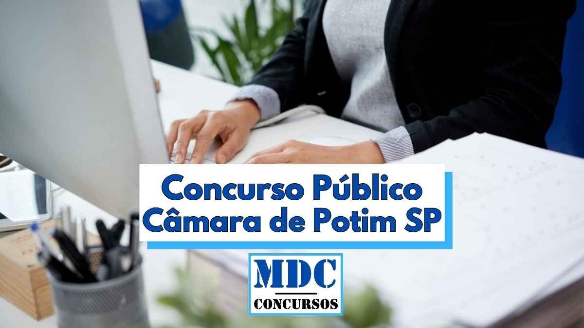 Pessoa digitando em um computador de mesa em ambiente de escritório, com uma planta ao fundo e utensílios como porta-canetas sobre a mesa, transmitindo um ambiente profissional; sobre a imagem há um banner com os dizeres “Concurso Público Câmara de Potim SP” em letras grandes azuis e, abaixo, o logotipo da MDC Concursos, indicando divulgação de certame público