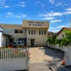 Fachada da sede do concurso Câmara de Saquarema RJ em dia ensolarado