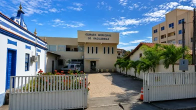 Fachada da sede do concurso Câmara de Saquarema RJ em dia ensolarado