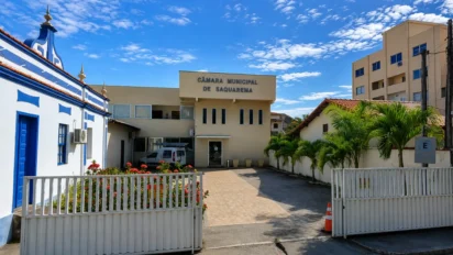 Fachada da sede do concurso Câmara de Saquarema RJ em dia ensolarado