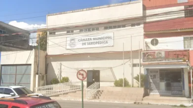 Concursos 3 Fachada da Câmara Municipal de Seropédica ilustrando o concurso Câmara de Seropédica RJ 2026 com oportunidades para níveis médio, técnico e superior