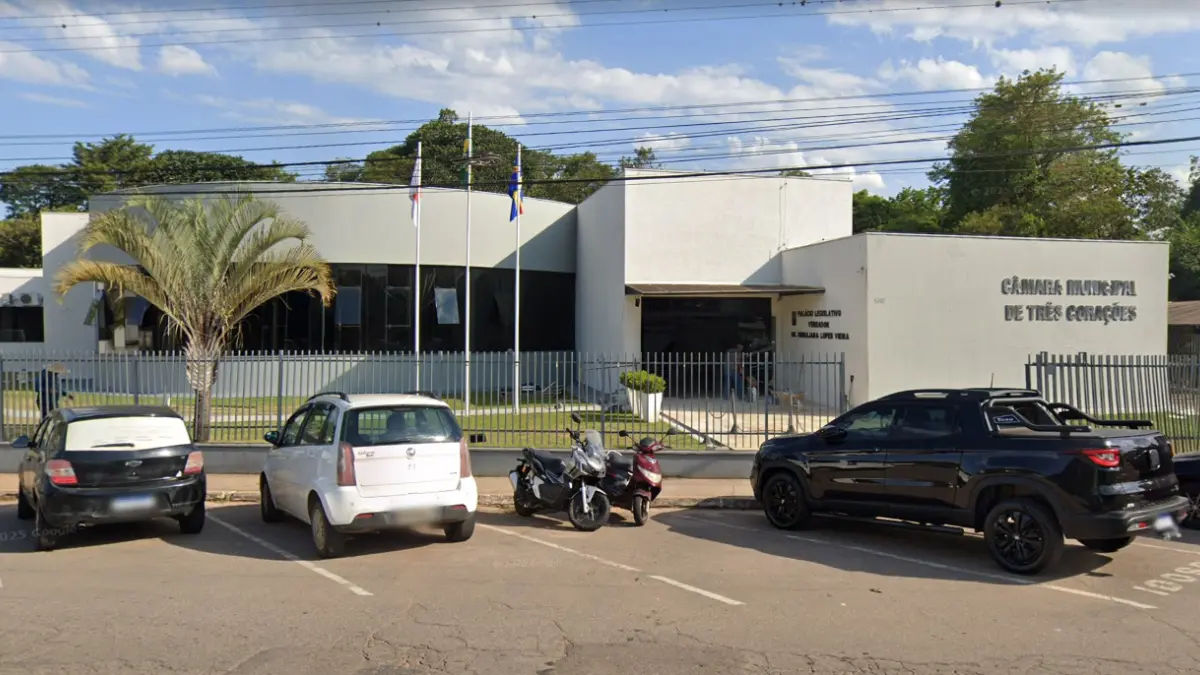 Concurso Câmara de Três Corações MG abre 13 vagas com salários até R$ 7,3 mil 1 Fachada da Câmara Municipal de Três Corações, sede do concurso Câmara de Três Corações MG