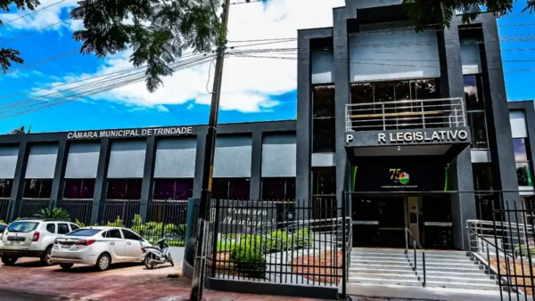 Concurso Câmara de Trindade GO abre 68 vagas com salários de até R$ 7.500,00 3 Fachada preta do prédio do Poder Legislativo, concurso Câmara de Trindade GO
