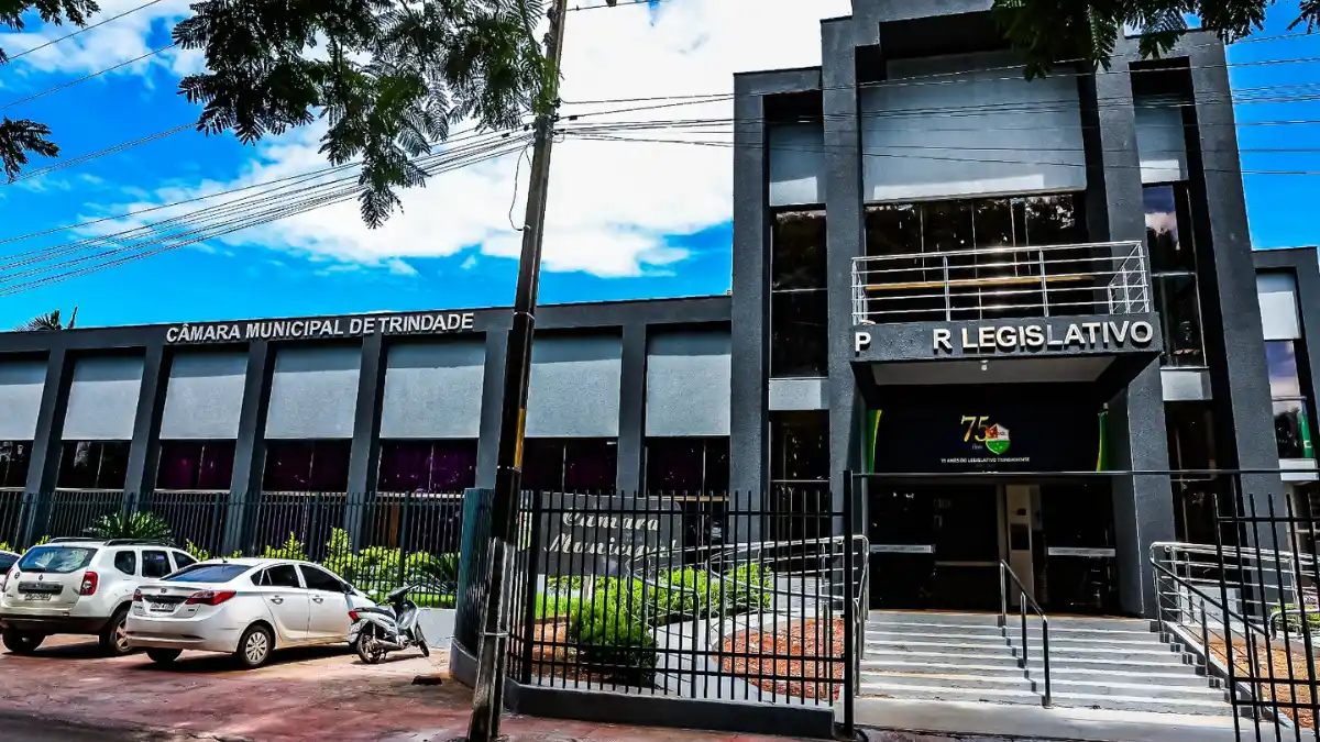 Concurso Câmara de Trindade GO abre 68 vagas com salários de até R$ 7.500,00 1 Fachada preta do prédio do Poder Legislativo, concurso Câmara de Trindade GO
