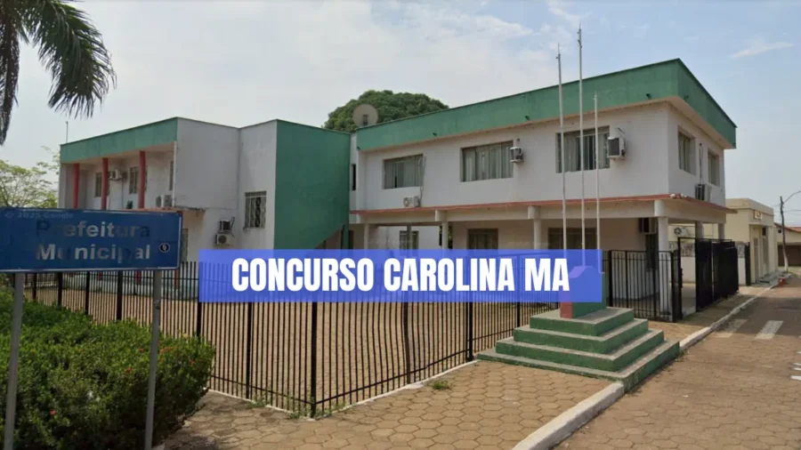 Fachada da Prefeitura Municipal de Carolina com placa ao fundo — concurso Carolina MA