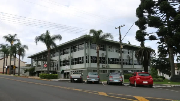 Concurso Castro PR tem banca definida para 32 vagas de Técnico de Enfermagem 3 Prédio da Prefeitura de Castro em registro utilizado na divulgação do concurso Castro PR com organização da UniFil