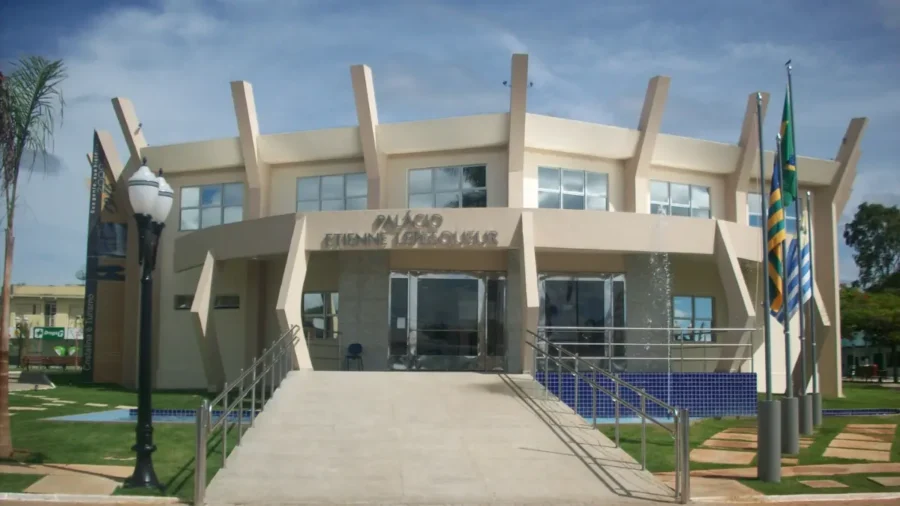 Fachada do palácio da prefeitura com bandeiras e chafariz, sede do concurso Cristalina GO