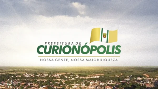 Logomarca da Prefeitura de Curionópolis com vista aérea da cidade, referente ao concurso Curionópolis PA