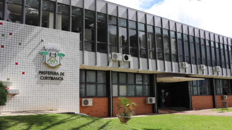 Fachada da Prefeitura de Curitibanos com letreiro institucional e brasão, concurso Curitibanos SC