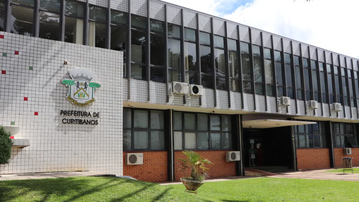 Concurso Curitibanos SC 2026 tem banca definida com vagas no Quadro Geral e Educação 1 Fachada da Prefeitura de Curitibanos com letreiro institucional e brasão, concurso Curitibanos SC