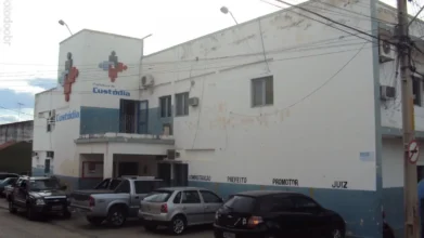 Fachada da Prefeitura de Custódia com carros estacionados, sede do concurso Custódia PE