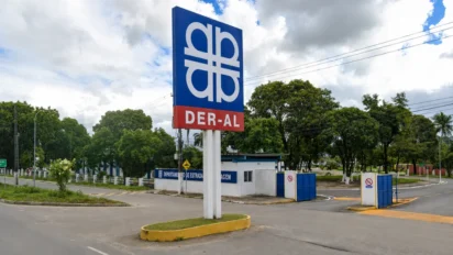 Sede do DER-AL com placa institucional em destaque, órgão do concurso DER AL em Maceió