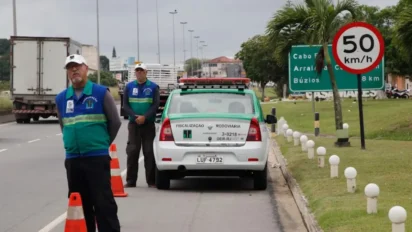 Concurso DER RJ 2026 com agentes em fiscalização rodoviária durante operação em via pública