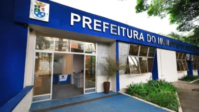 Concursos 4 Fachada azul da prefeitura com vagas no concurso Diadema SP