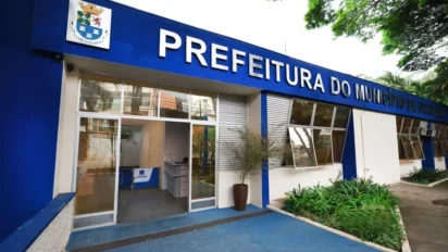 Fachada azul da prefeitura com vagas no concurso Diadema SP