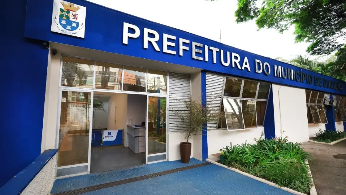 Fachada azul da prefeitura com vagas no concurso Diadema SP