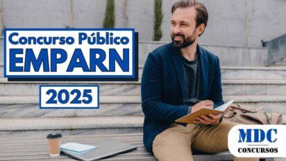 Homem com barba e cabelo castanho claro, usando blazer azul marinho e calça bege, está sentado em escadaria de mármore segurando caderno e caneta, com mochila ao lado e um copo de café sobre a bancada; à esquerda da imagem há textos em destaque anunciando Concurso Público EMPARN 2025 em letras azuis e brancas sobre fundo cinza claro com plantas ao fundo e logo MDC Concursos no canto inferior direito