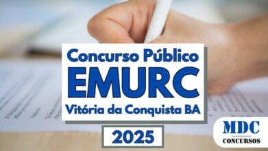 Imagem promocional de um concurso público da EMURC (Empresa Municipal de Urbanização de Vitória da Conquista), localizado na Bahia, com previsão para o ano de 2025. O plano de fundo mostra uma mão segurando uma caneta e preenchendo um formulário. Em destaque, há um bloco com os dizeres “Concurso Público EMURC Vitória da Conquista BA 2025”. No canto inferior direito, aparece o logotipo da MDC Concursos