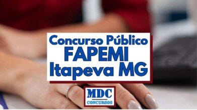 Imagem promocional de concurso público em Minas Gerais mostra, em primeiro plano, as mãos de uma pessoa digitando em teclado sobre uma mesa clara, sugerindo ambiente de escritório. No centro, há um retângulo branco com borda vinho onde se lê, em letras azuis grandes, “Concurso Público FAPEMI Itapeva MG”, destacando o tema do processo seletivo. Abaixo do texto principal, em moldura menor, aparece o logotipo da MDC Concursos, também em azul, indicando autoria do material visual. O fundo desfocado exibe detalhes de camisa vermelha e objetos de trabalho, reforçando contexto administrativo e profissional