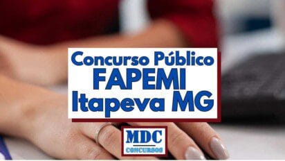 Imagem promocional de concurso público em Minas Gerais mostra, em primeiro plano, as mãos de uma pessoa digitando em teclado sobre uma mesa clara, sugerindo ambiente de escritório. No centro, há um retângulo branco com borda vinho onde se lê, em letras azuis grandes, “Concurso Público FAPEMI Itapeva MG”, destacando o tema do processo seletivo. Abaixo do texto principal, em moldura menor, aparece o logotipo da MDC Concursos, também em azul, indicando autoria do material visual. O fundo desfocado exibe detalhes de camisa vermelha e objetos de trabalho, reforçando contexto administrativo e profissional