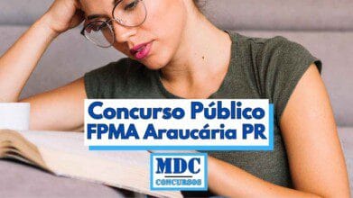 Imagem mostra uma mulher jovem de óculos e camiseta verde escura concentrada na leitura de um livro aberto em uma mesa, com uma xícara branca ao lado, em fundo desfocado que parece ser uma sala de estar, com destaque para uma faixa central que contém a frase Concurso Público FPMA Araucária PR em letras azuis e o logotipo MDC Concursos logo abaixo
