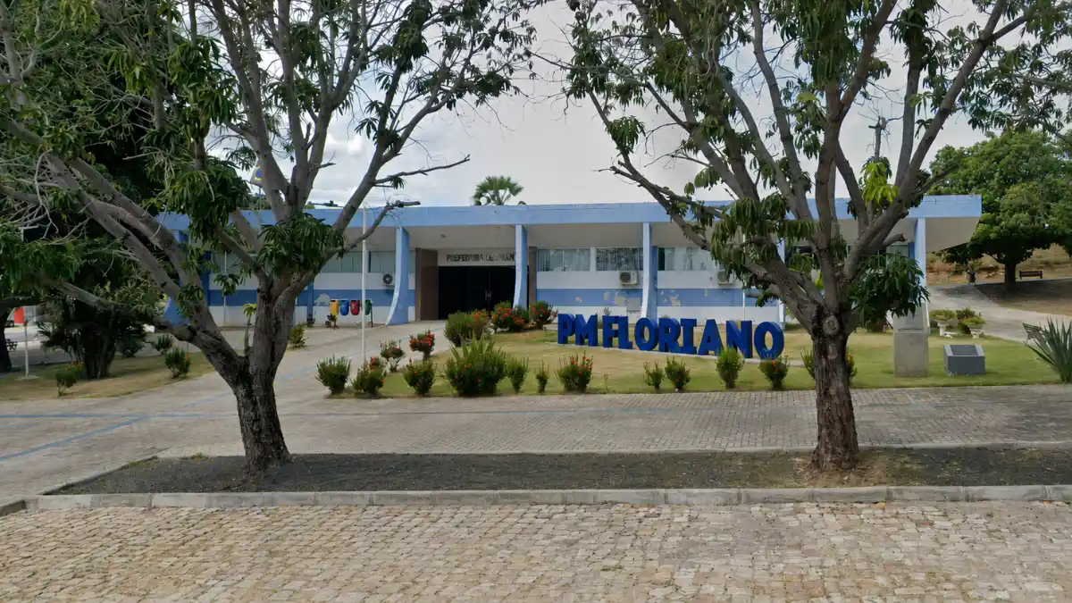 Concurso Floriano PI: Prefeitura abre 120 vagas para Cuidador Escolar 1 Fachada da Prefeitura Municipal de Floriano, no Piauí, sede do concurso Floriano PI