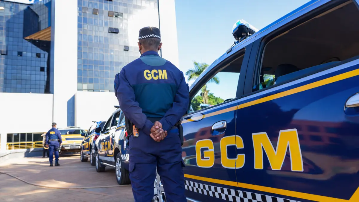 Concurso GCM Limoeiro PE tem inscrições prorrogadas; veja novo prazo e cronograma atualizado 1 Concurso GCM Limoeiro PE com guarda municipal ao lado de viaturas oficiais