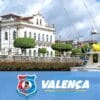 Vista do porto de Valença BA com barcos e prédios históricos ao fundo e o escudo da GCM no concurso GCM Valença BA