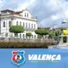 Vista do porto de Valença BA com barcos e prédios históricos ao fundo e o escudo da GCM no concurso GCM Valença BA