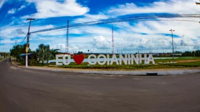 Concurso Goianinha RN com letreiro “Eu amo Goianinha” em área urbana da cidade