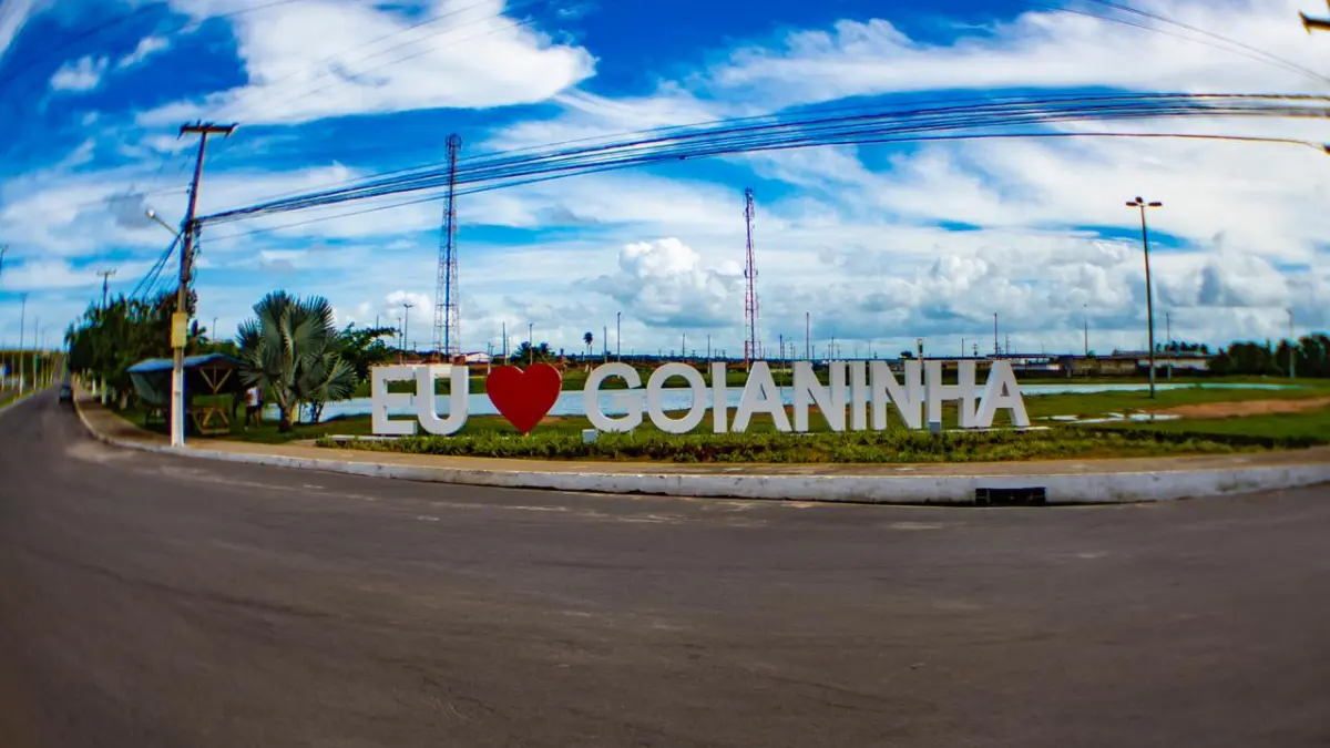 Concurso Goianinha RN com letreiro “Eu amo Goianinha” em área urbana da cidade