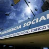 Concurso INSS em 2026 com fachada da Previdência Social e prédio moderno do INSS