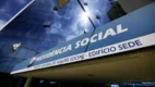 Concurso INSS em 2026 com fachada da Previdência Social e prédio moderno do INSS