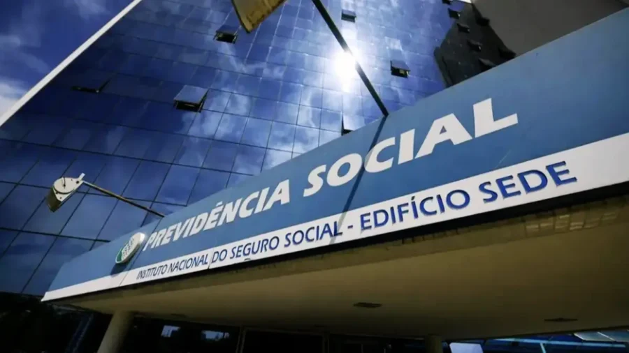 Concurso INSS em 2026 com fachada da Previdência Social e prédio moderno do INSS