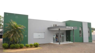Concurso IPREM Lençóis Paulista SP em prédio de fachada verde e cinza com palmeira