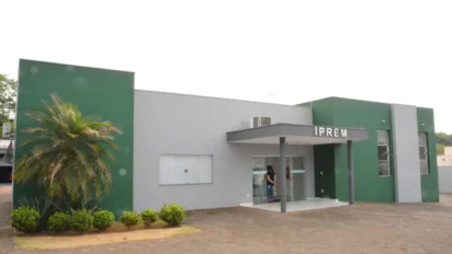 Concurso IPREM Lençóis Paulista SP em prédio de fachada verde e cinza com palmeira