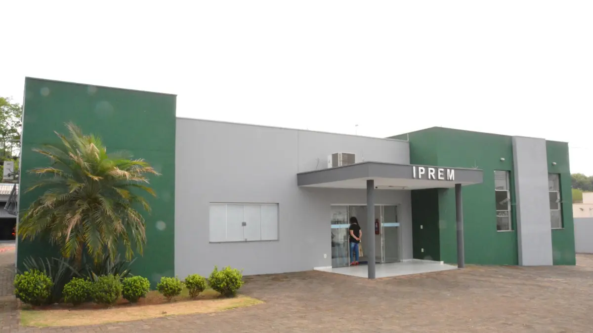 Concurso IPREM Lençóis Paulista SP em prédio de fachada verde e cinza com palmeira