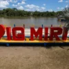 Monumento de boas-vindas de Igarapé-Miri às margens do rio, símbolo do município do concurso Câmara de Igarapé-Miri PA