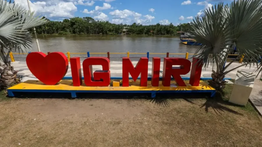 Monumento de boas-vindas de Igarapé-Miri às margens do rio, símbolo do município do concurso Câmara de Igarapé-Miri PA