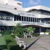 Prédio do Paço Municipal Joaquim Aleixo Machado em Itapetininga-SP, com fachada moderna, janelas amplas e jardim com bancos na frente. Foto: Divulgação/ALESP