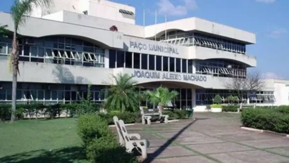 Prédio do Paço Municipal Joaquim Aleixo Machado em Itapetininga-SP, com fachada moderna, janelas amplas e jardim com bancos na frente. Foto: Divulgação/ALESP