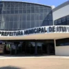Fachada da Prefeitura Municipal de Itupeva com letreiro em destaque, sede do concurso Itupeva SP