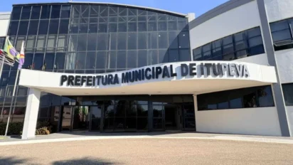 Fachada da Prefeitura Municipal de Itupeva com letreiro em destaque, sede do concurso Itupeva SP