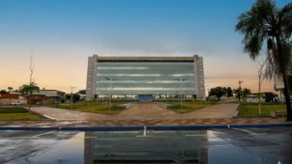 prédio da Prefeitura de Leme relacionado ao concurso Leme (SP) com fachada moderna e área externa urbanizada