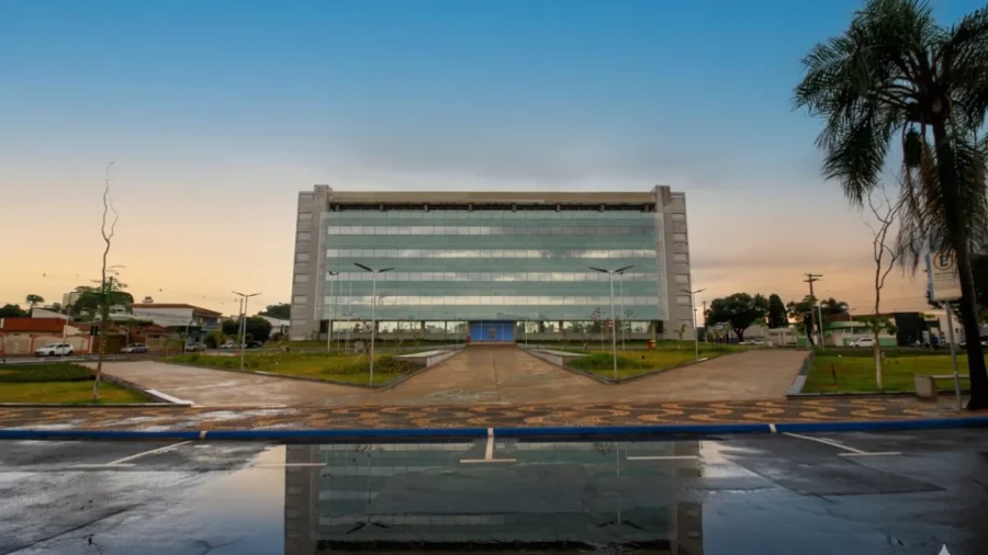 prédio da Prefeitura de Leme relacionado ao concurso Leme (SP) com fachada moderna e área externa urbanizada