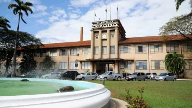 Fachada do Edifício Prada, sede do concurso Limeira SP, com palmeiras e chafariz